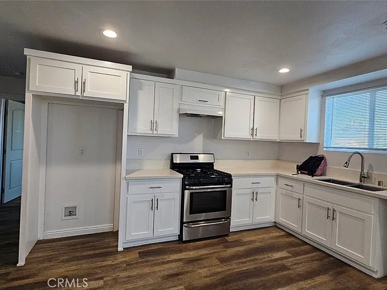 213 W 43rd Pl — Photo 2