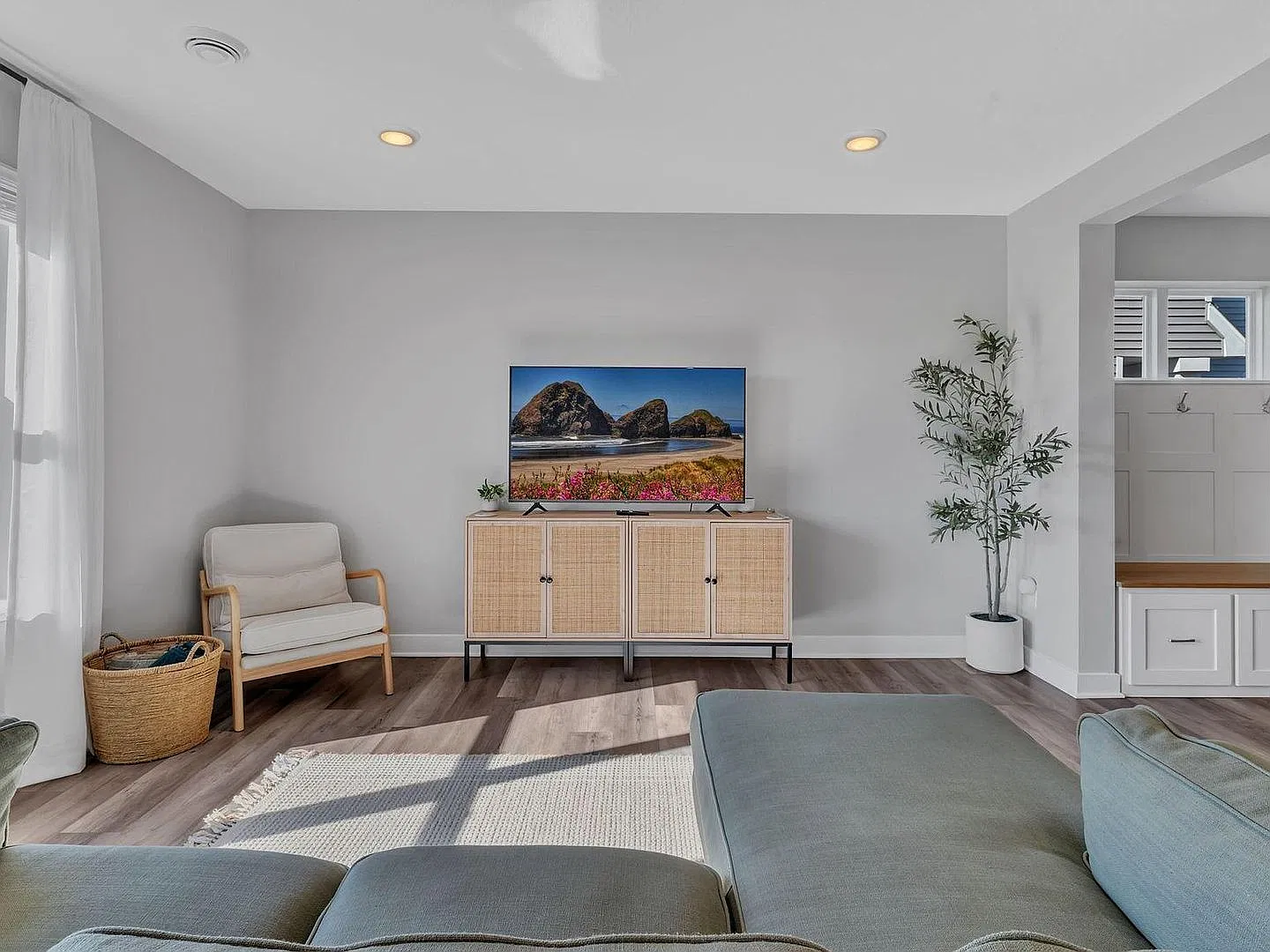 4 bed, 2.5 bath, 1989 sqft, $2,650 — Photo 2