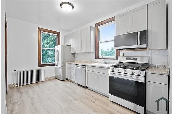 Building Photo - 661 Van Duzer St #B