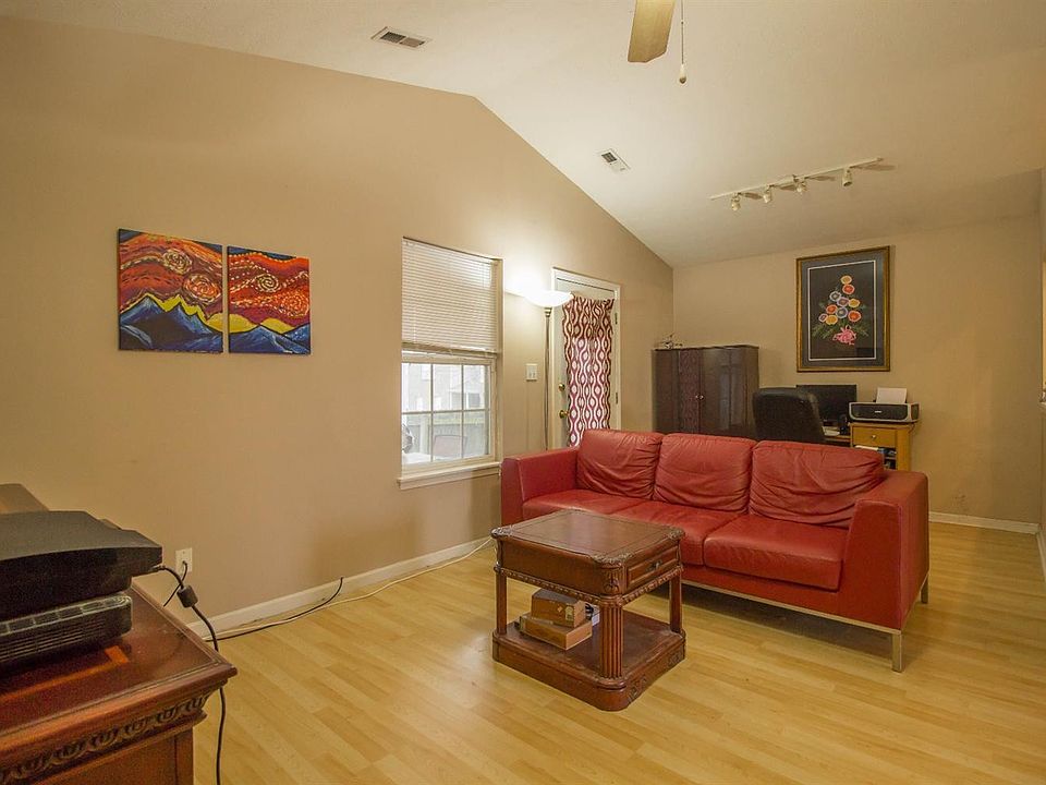 1st image of 277 NW Darenia Ln
