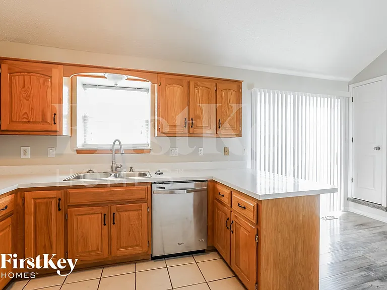 1603 Johnston Dr — Photo 6