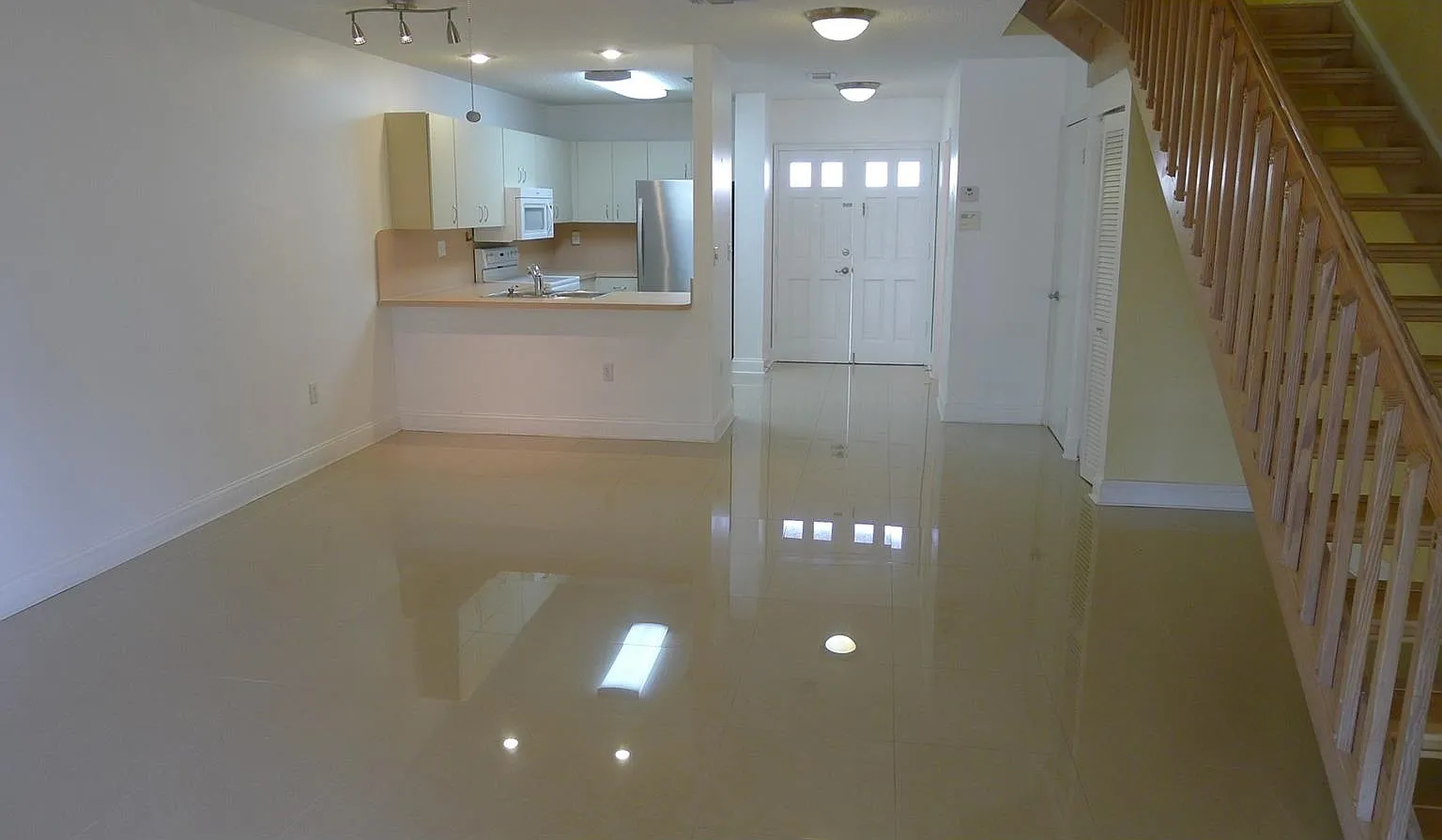 3 bed, 2.5 bath, 1590 sqft, $4,200 — Photo 1