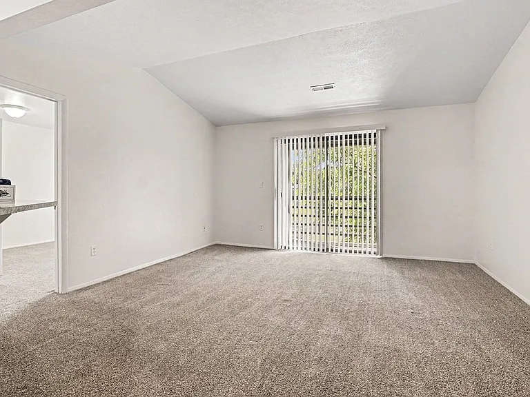 Emerald Park Apartments — Photo 5