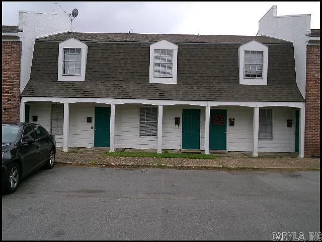 2 bed, 1.5 bath, 904 sqft, $799 — Photo 1