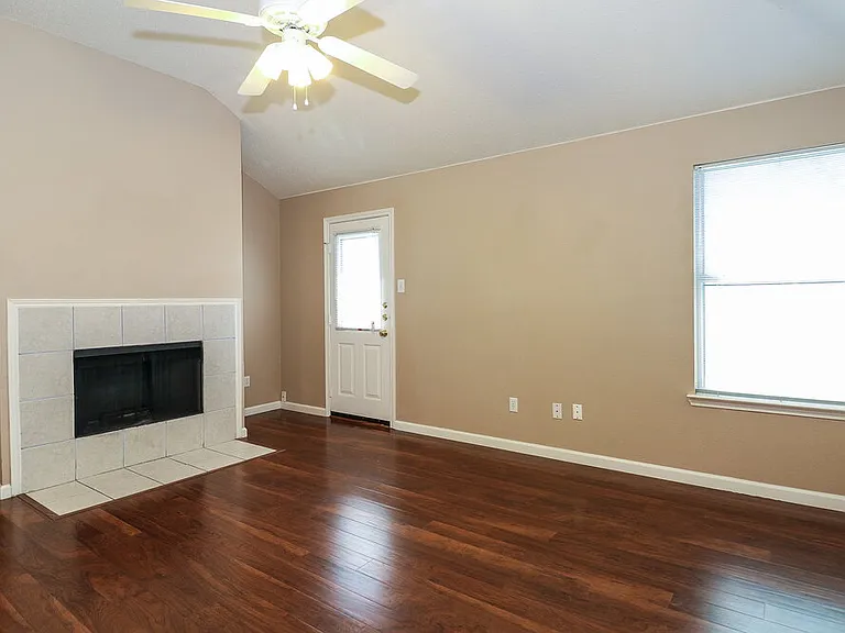 320 Montana Dr — Photo 3