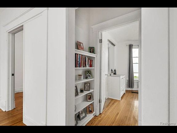 5th image of 518 E Main St