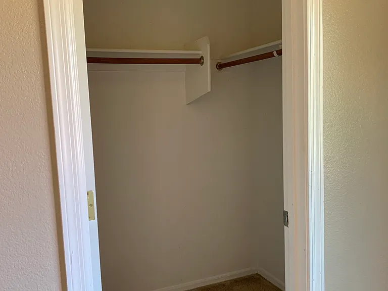 walk in closet /bedroom