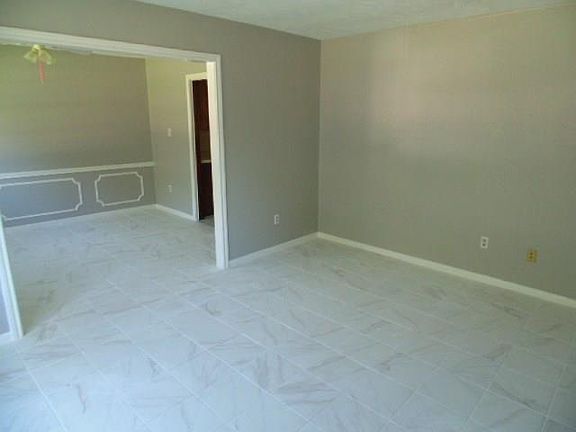 3rd image of 361 Dawn Hill Dr