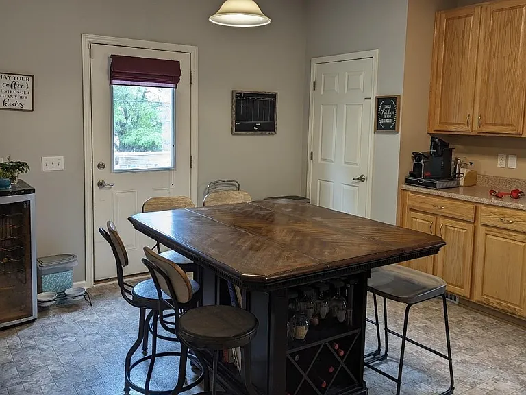 908 Port Royal Dr — Photo 2