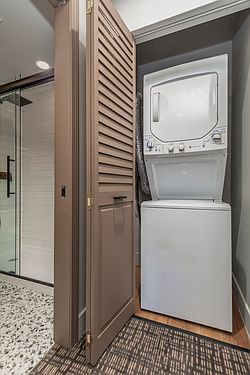 3rd image of 4489 Laclede Ave #1
