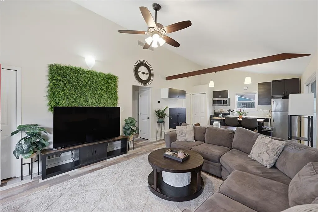 2 bed, 821 sqft, $1,800 — Photo 2