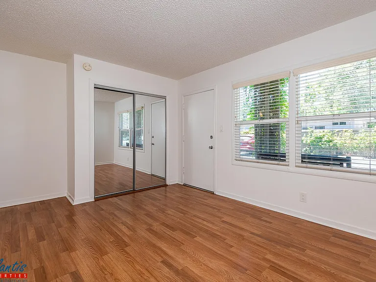 589 N 3rd St #5 — Photo 2