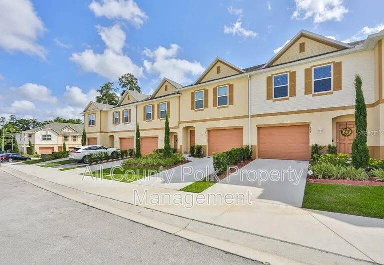 3867 Hampstead Ln — Photo 2