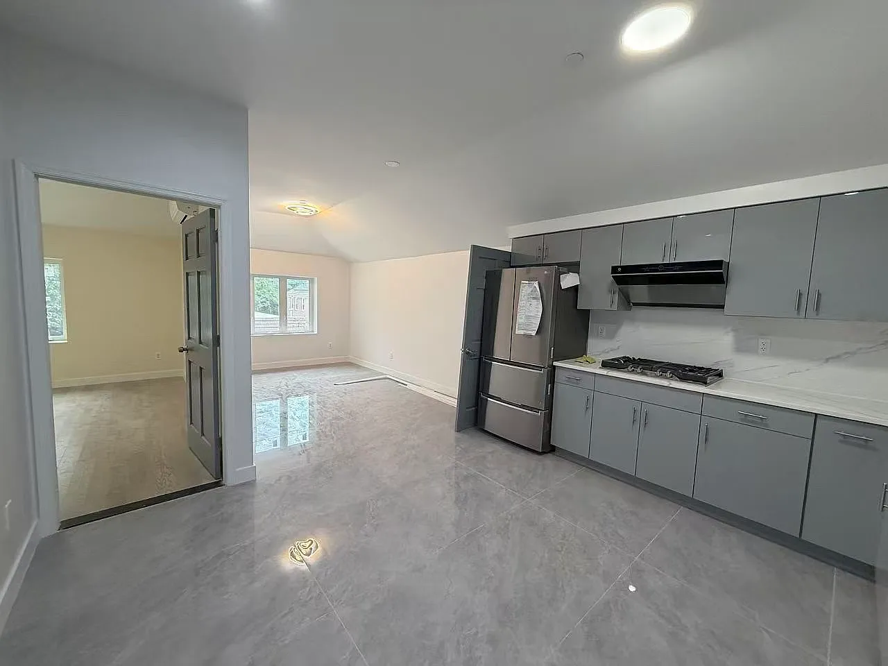 3 bed, 1000 sqft, $3,300 — Photo 2