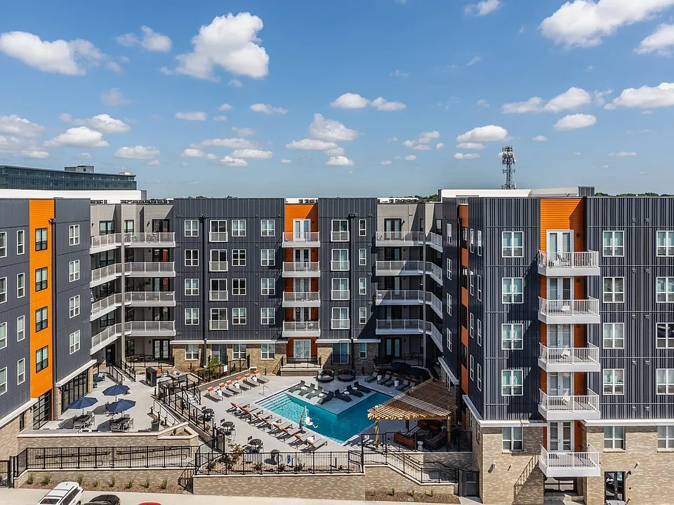 Arrello Pool Deck
