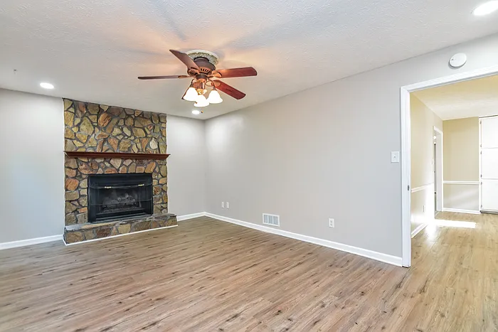595 Lakeridge Cir SE — Photo 11