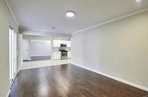 286 Markham Ave Photo 1