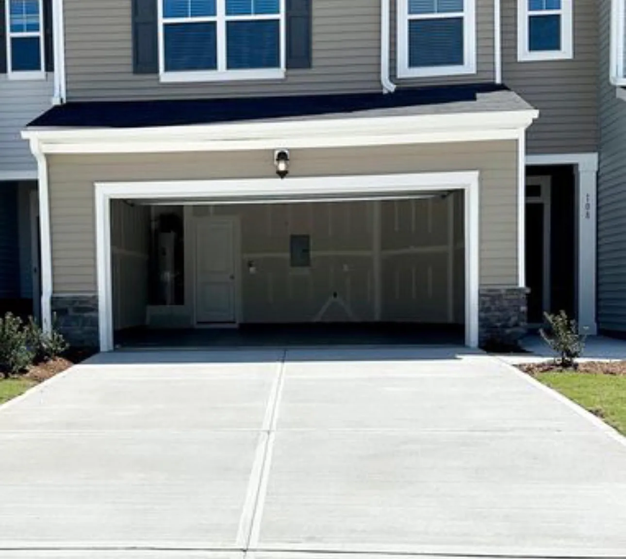 3 bed, 2.5 bath, 1924 sqft, $2,095 — Photo 1