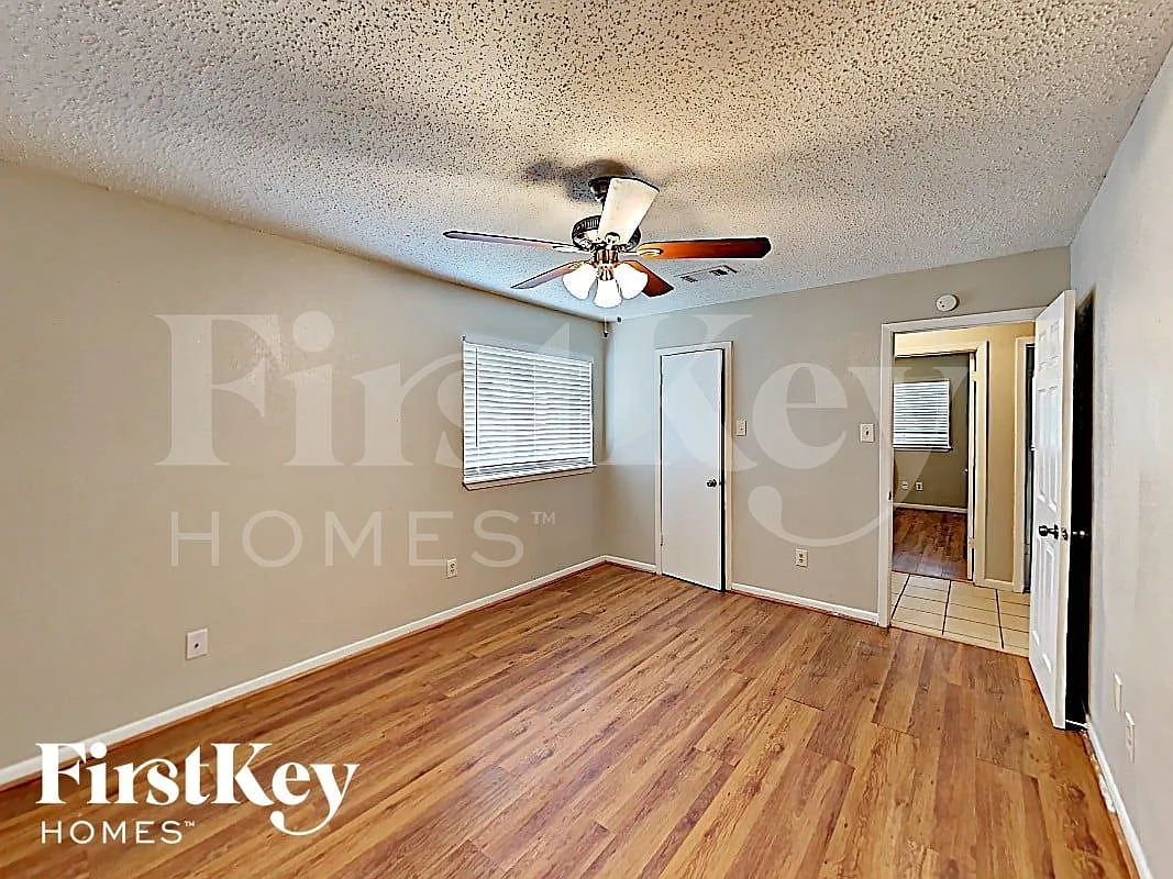 3 bed, 2.0 bath, 1265 sqft, $2,010 — Photo 4