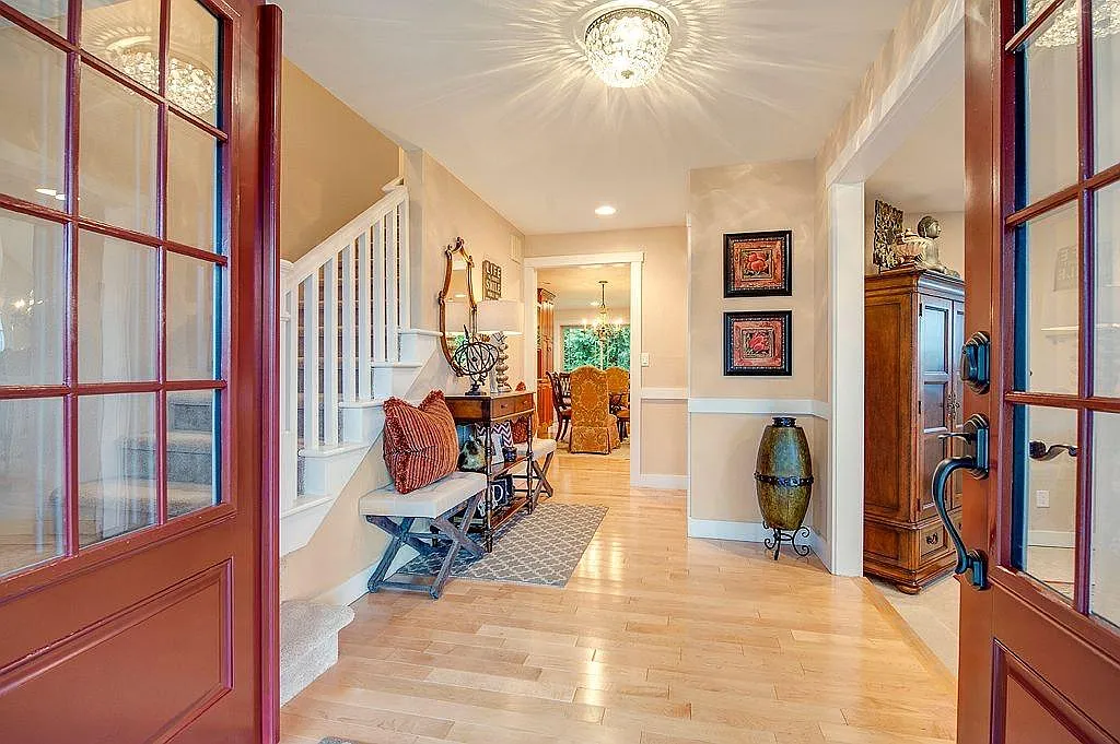 4 bed, 2.5 bath, 2720 sqft, $4,500 — Photo 3