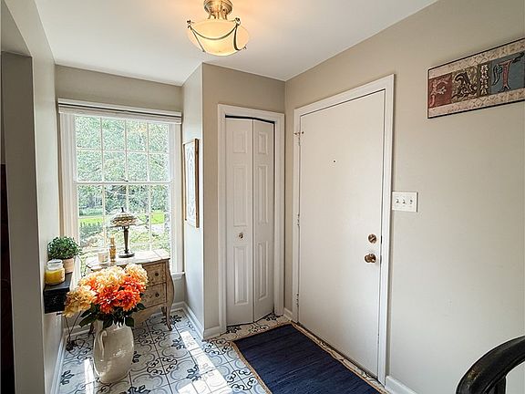 3rd image of 204 Thornberry Cir