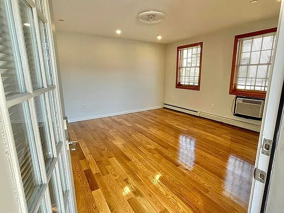 5th image of 115 Dahlgren Pl APT 3