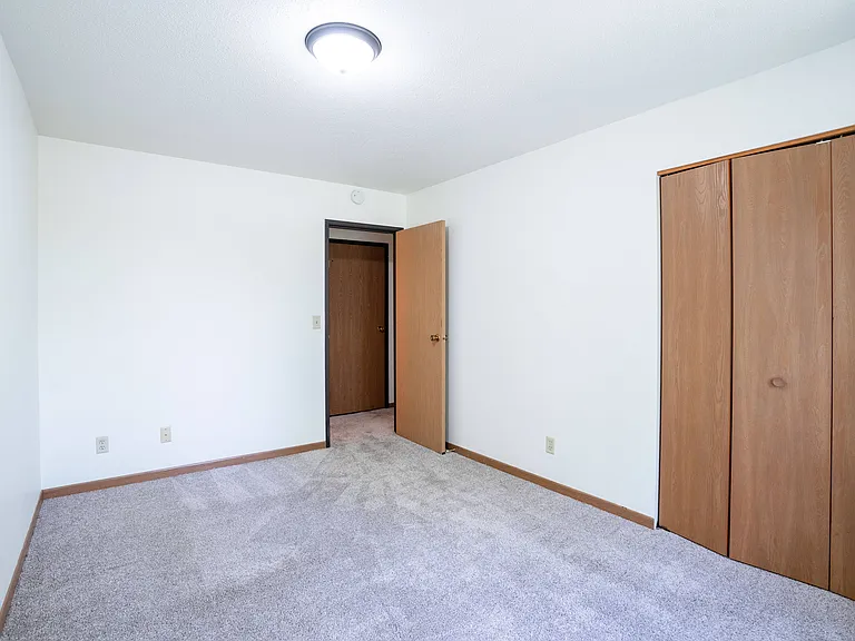 Grand Forks, ND Columbia West Apartments | 21C | Bedroom