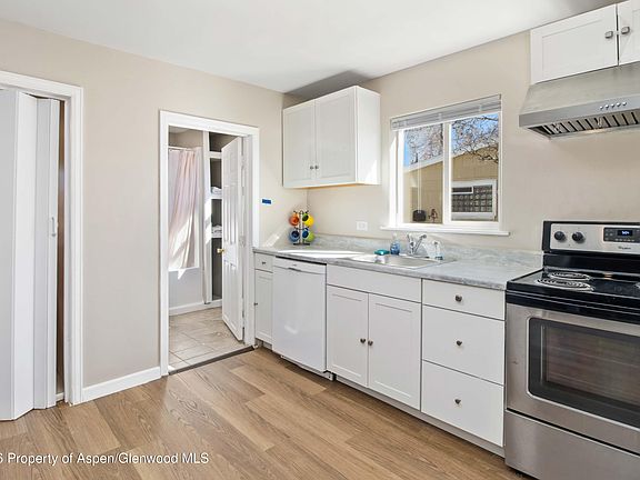 4th image of 232 W 4th St