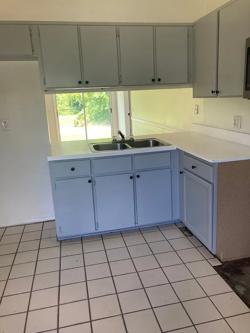 4 Bed 2 Bath Home | Pet Friendly with Fenced in Yard | Washer Dryer Hook Ups | Section 8 Welcome — Photo 4