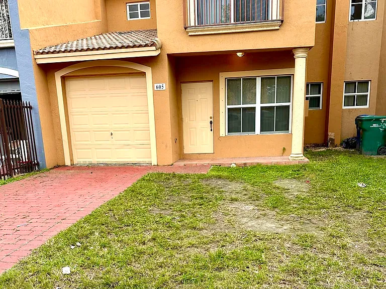605 SW 10th St — Photo 1