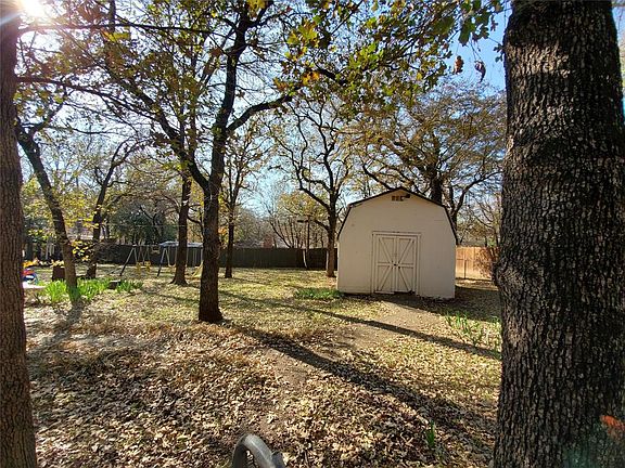 3rd image of 1165 Lakewood Cir