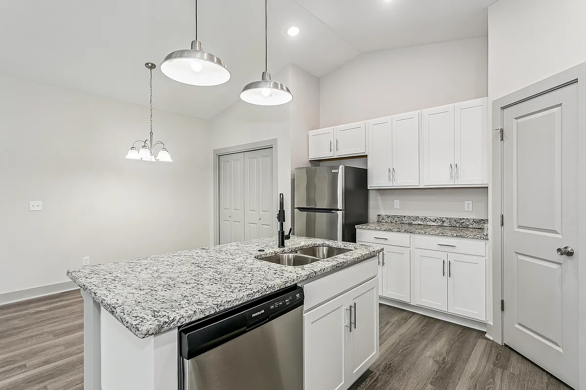 Building Photo - 2941 S Bunker Hill Dr #100