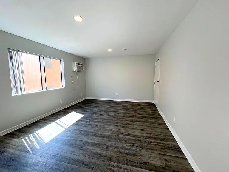 226 South Serrano — Photo 41