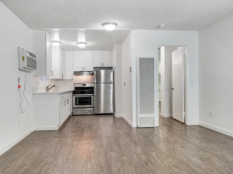 Country Club Apartments — Photo 59