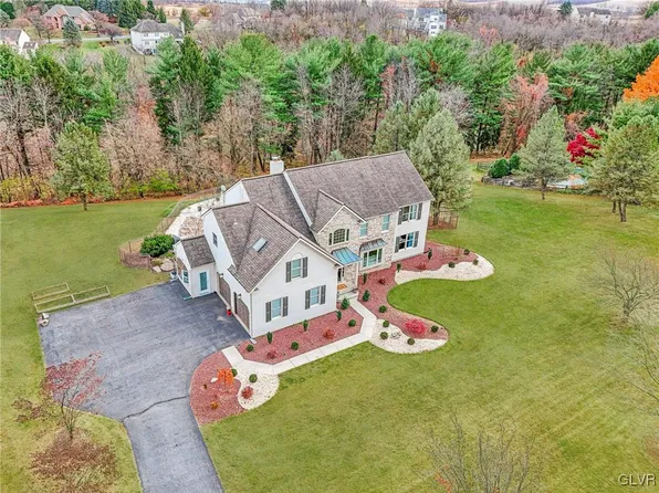 8711 Summit Cir, Fogelsville, PA 18051