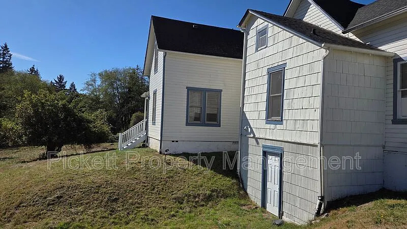 4 bed, 2.5 bath, 2800 sqft, $2,500 — Photo 4