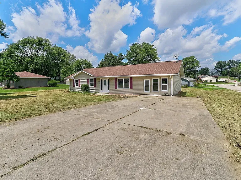 215 E Sycamore St — Photo 20