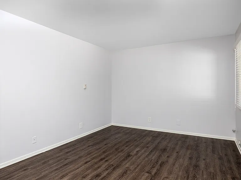 Verdugo Plaza Apartments — Photo 6