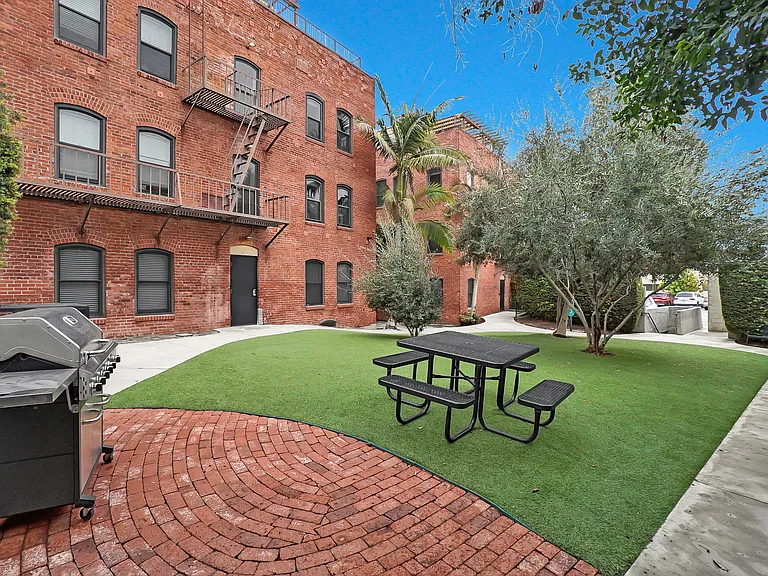 Brownstone Lofts — Photo 16