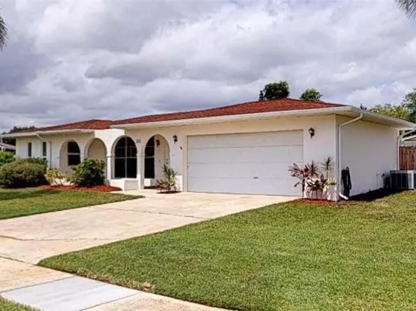 201 NE Midfield Ln, Port Saint Lucie, FL 34983