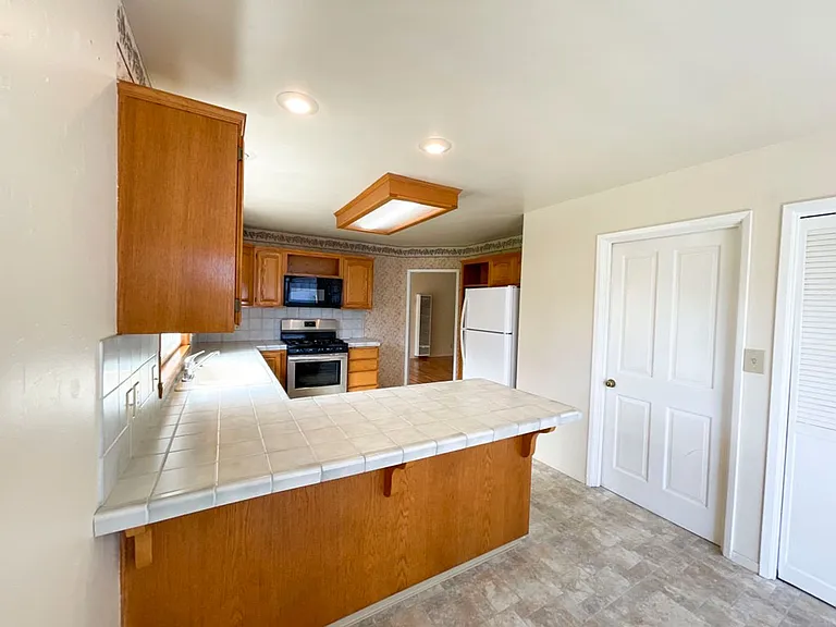 2245 Baldwin St — Photo 8