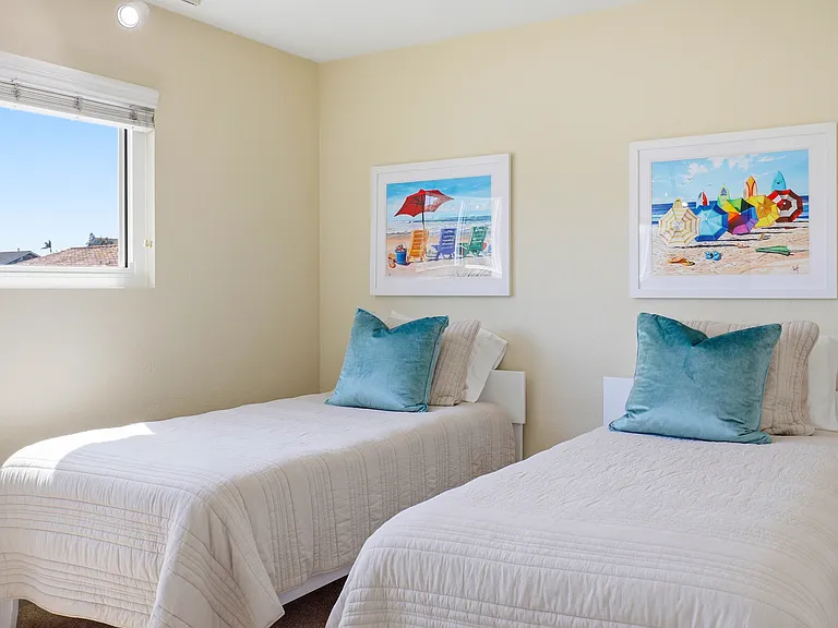Guest bedroom - Two twin beds