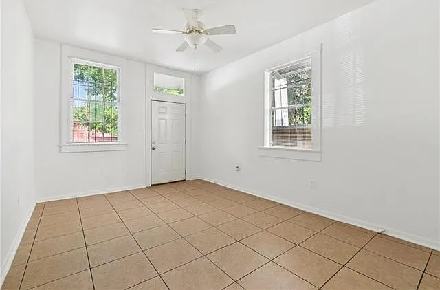2 bed, 1.0 bath, 828 sqft, $1,300 — Photo 3