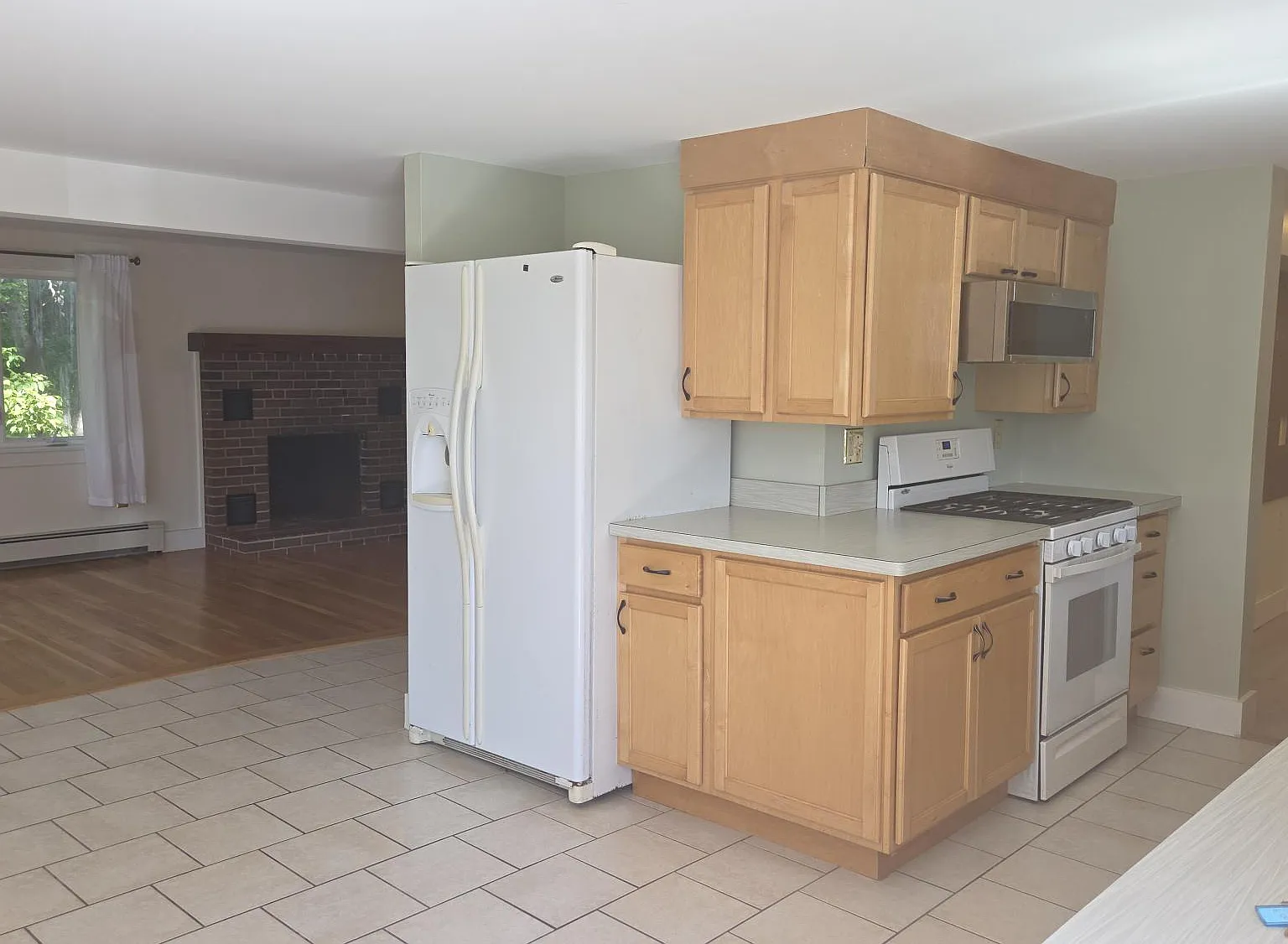 3 bed, 1.5 bath, 1700 sqft, $2,600 — Photo 2