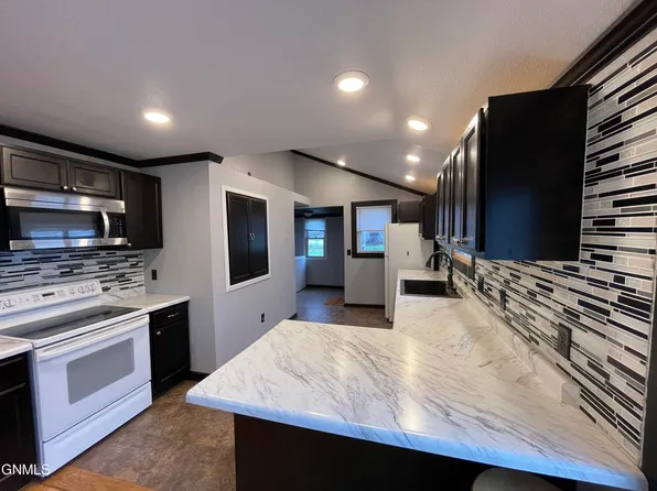 306 3rd St NE, Hazen, ND 58545