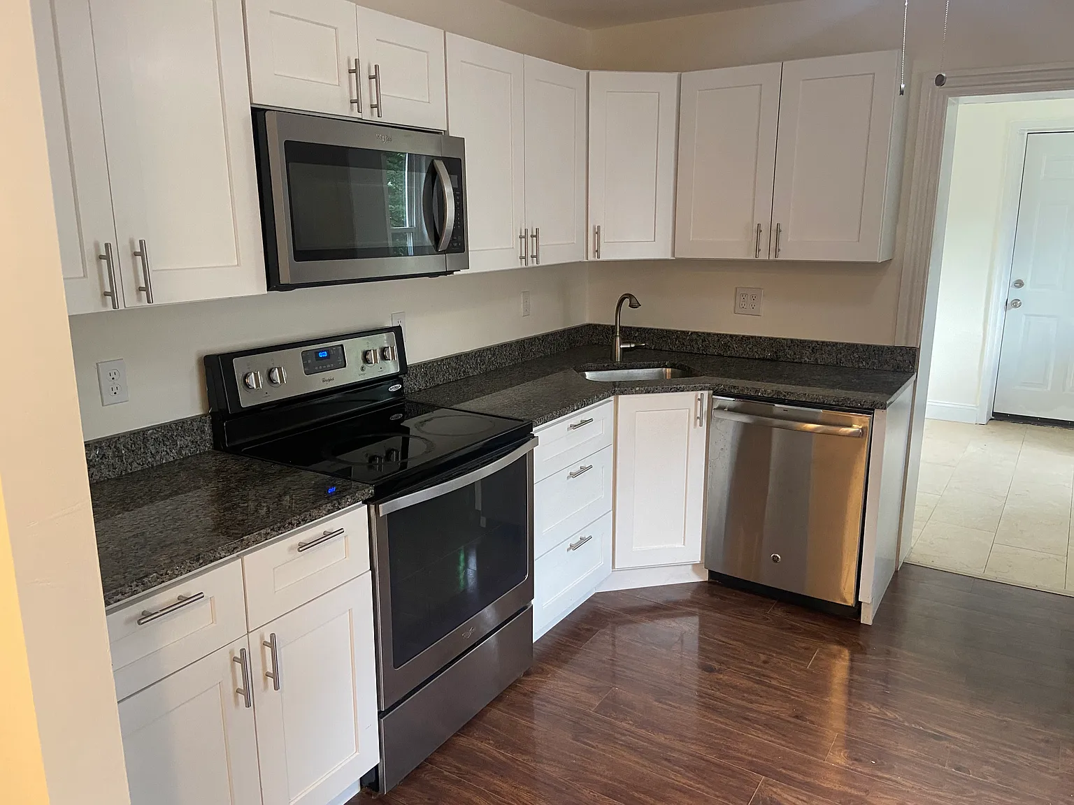 3 bed, 1000 sqft, $1,850 — Photo 2