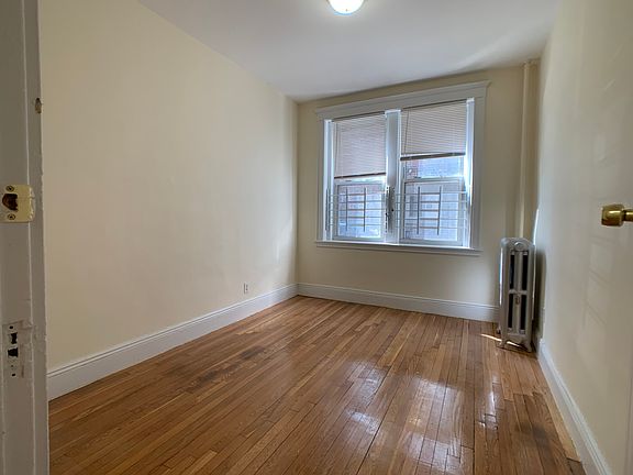 3rd image of 35 Orkney Rd APT 1