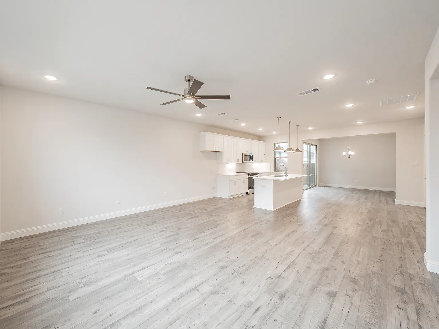 3 bed, 2.5 bath, 1907 sqft, $2,350 — Photo 4
