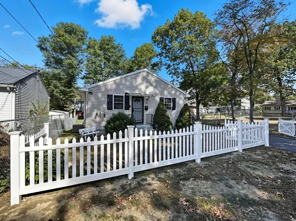 90 Lorenzo St, Springfield, MA 01109