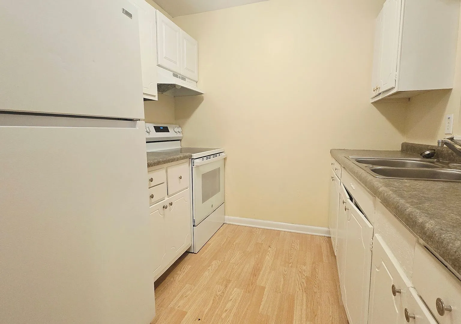1116 Irving Ave — Photo 2
